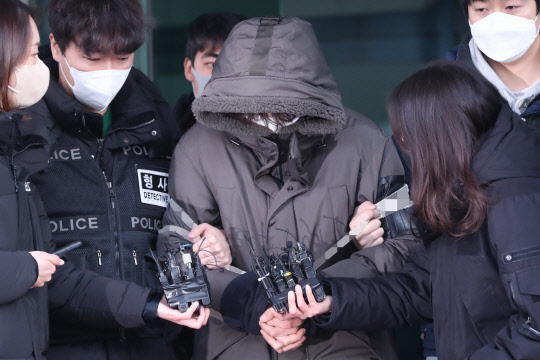 4일 오전 경기도 고양시 일산동부경찰서에서 동거녀와 택시 기사를 살해한 혐의로 구속된 이기영(31)이 검찰로 이송되고 있다.  연합뉴스